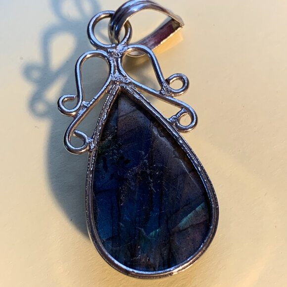 New Listing: Labradorite & Silver Neck Pendant - Picture 6 of 9
